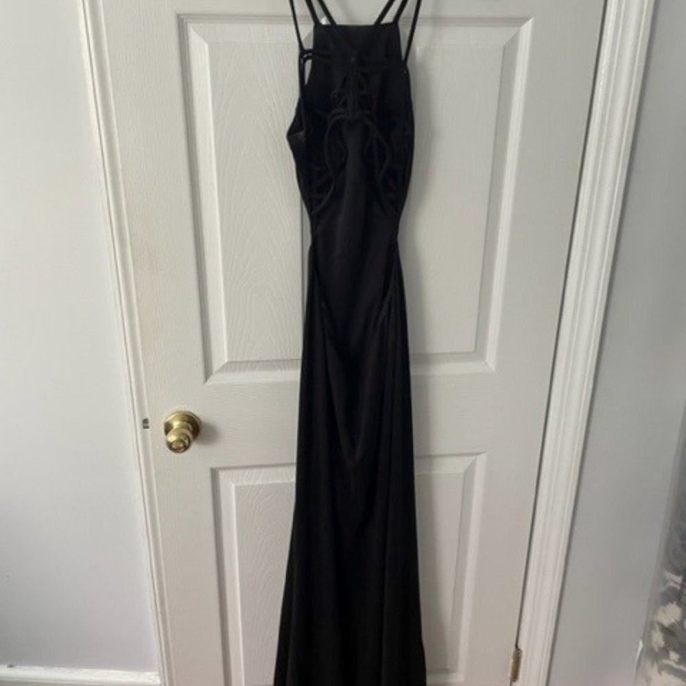 long black sleeveless dress
